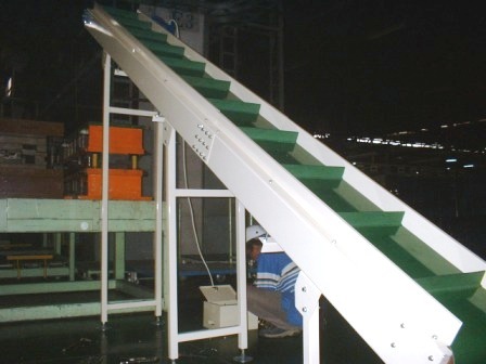 Inclined belt conveyor