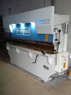 Hydraulic Press Brake Machine - Mild Steel, Max Sheet Width 2-3 Meters, Blue Color | Automatic, 50-60 Hz, 400-440 V, 2-5 HP Motor Power