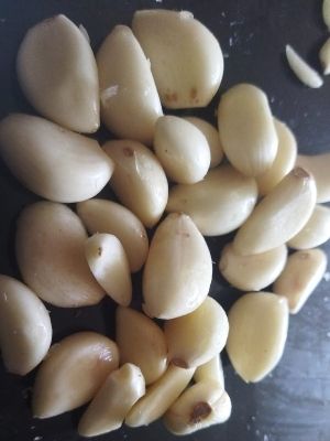 Fresh Nutritious Raw Organic Peeled Garlic Cloves With Natural Aroma Moisture (%): 50