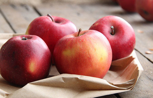  स्वादिष्ट स्वाद और मुंह में पानी लाने वाला ताजा स्वस्थ और मीठा लाल सेब