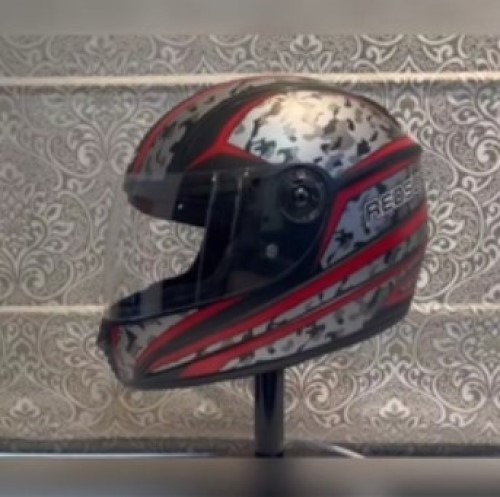 सुंदर और नवीनतम स्टिकर के साथ पुरुषों के लिए एज डेकोर फुल फेस हेलमेट