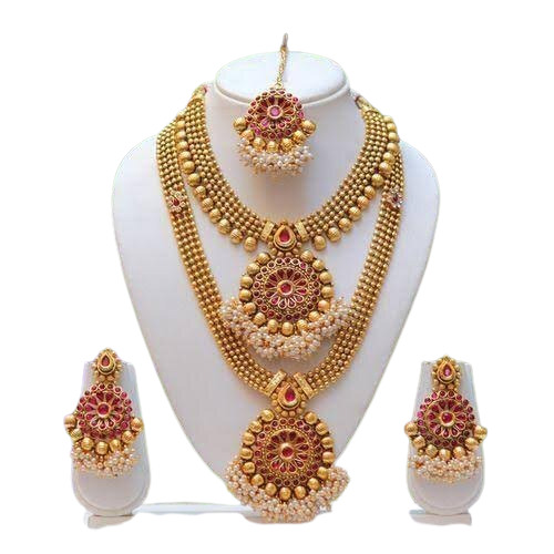 मांगटिका और ईयररिंग्स के साथ वेडिंग वियर आर्टिफिशियल नेकलेस सेट