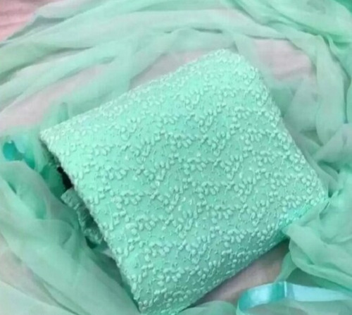 आरामदायक और हवा पार होने योग्य एम्ब्रॉयडरी किया हुआ जॉर्जेट अनस्टिच्ड सलवार सूट