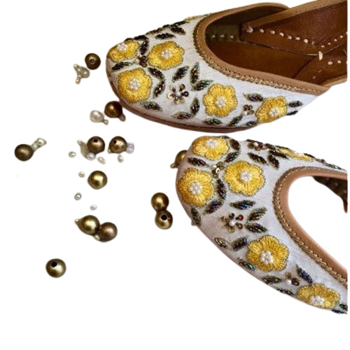 डबल कोर सफ़ेद रंग का फ्लावर पैटर्न लेदर और आरामदायक जूतियां