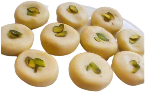 स्वच्छ तैयार स्वादिष्ट और मीठा स्वाद वाला गोल हाथ से बना मेवा पेड़ा