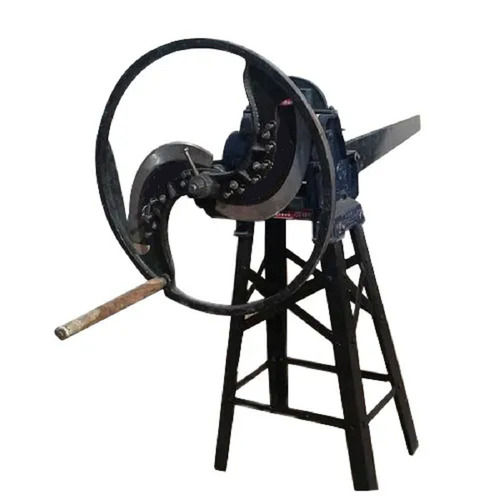 Black 1500 To 1600 Kg/Hr Capacity Gear Driven Hand Crank Start Method Chaff Cutter For Agricultural Use