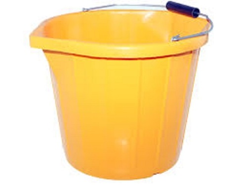 ग्रे लाइटवेट और पोर्टेबल प्लेन येलो स्टील हैंडल रबर बकेट