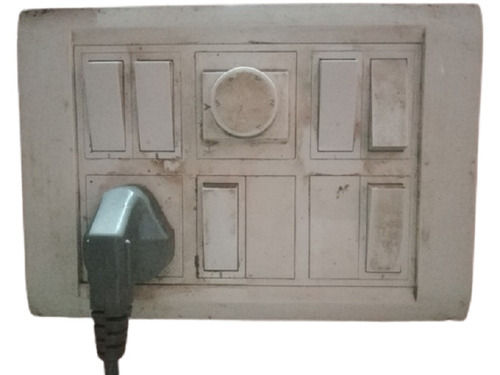  कई कनेक्शनों के लिए लाइटवेट व्हाइट प्लास्टिक बॉडी इलेक्ट्रिकल स्विच बोर्ड