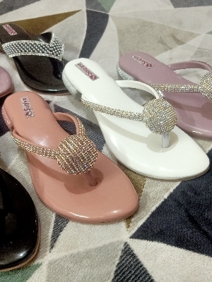 रोज़ाना और कैज़ुअल वियर के लिए चप्पल पर लेडीज़ फैंसी स्लिप