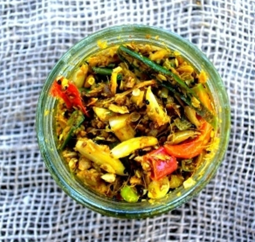 प्राकृतिक और स्वादिष्ट घर का बना लहसुन का अचार