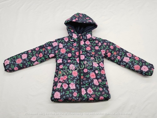 लड़कियों के ज़िपर क्लोज़र और हुड के साथ फुल स्लीव जैकेट