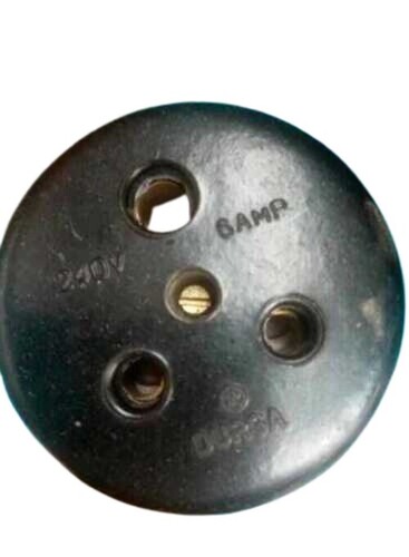 गोल आकार और काले रंग का इलेक्ट्रिक सॉकेट