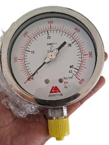 Pressure Gauge - Accuracy: +- 1%