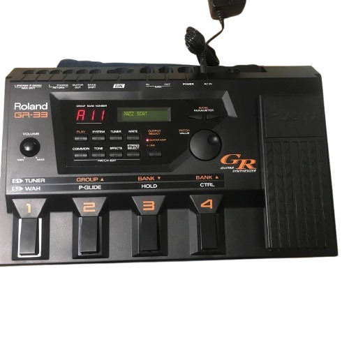 Roland Gr-33 Guitar Synthesizer Multi-Effects Pedal - Color: Black