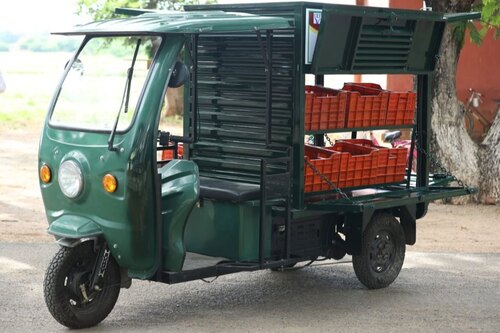 Commercial E Rickshaw Loading
