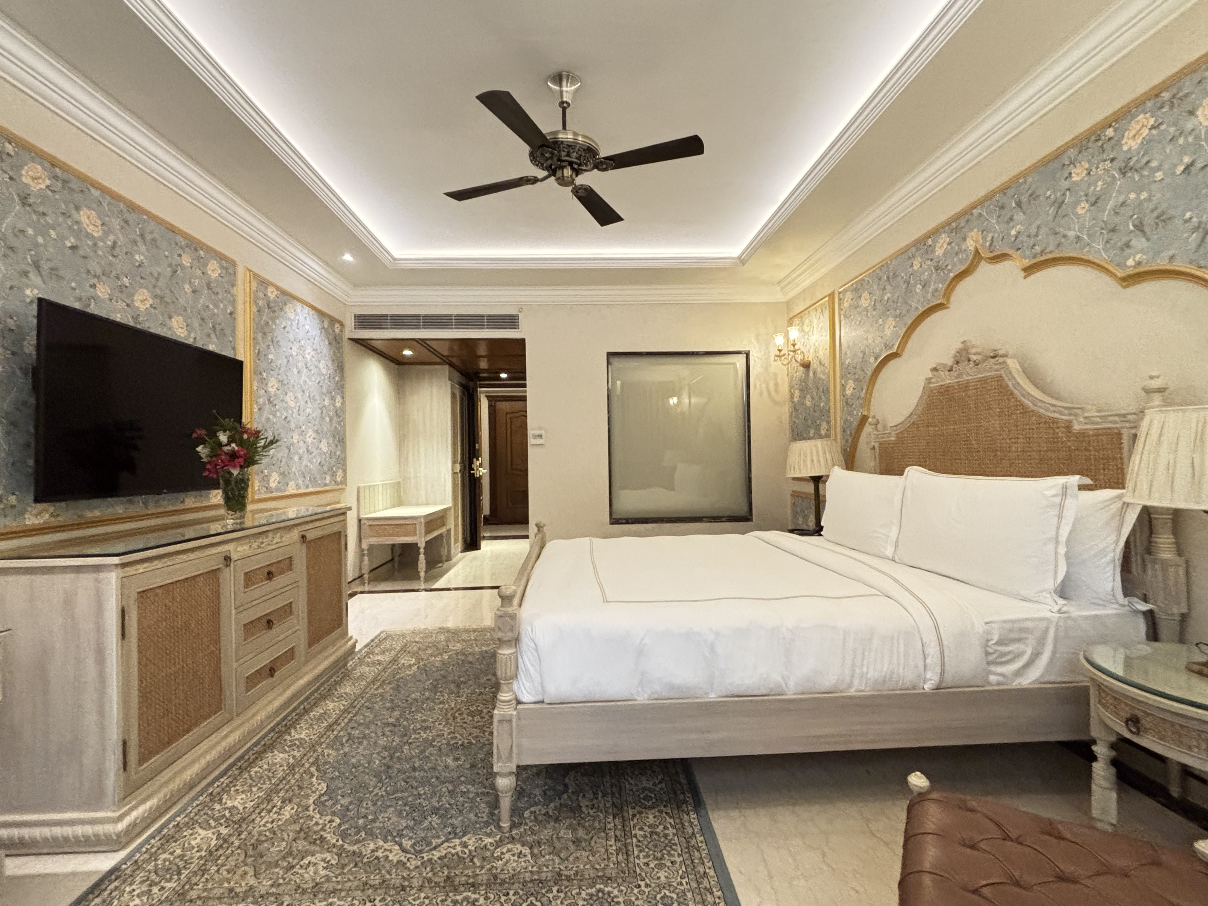 Royal Palace Rooms