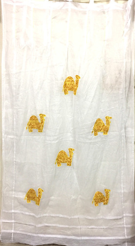 सफ़ेद डिज़ाइनर और आकर्षक पर्दा