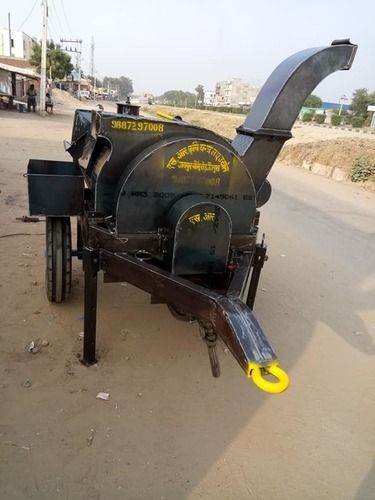 Black Tractor Operated Chaff Cutter Cuts The Fodder Uniformly