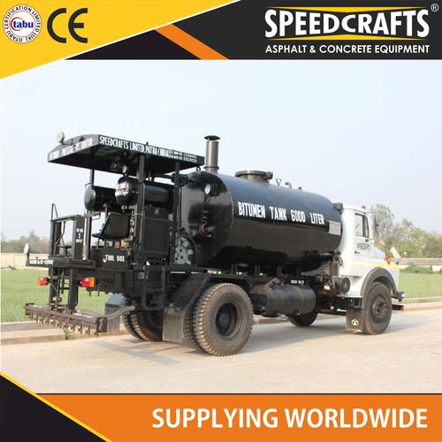 Black Truck Mounted Self-Propelled Bitumen Pressure Distributor