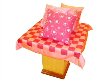 पर्ल एम्बेलिश्ड कुशन और टेबल लिनन