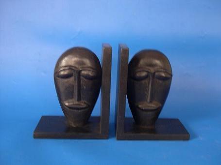 वुडन बुक स्टैंड