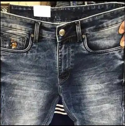 विभिन्न फैशनेबल और ट्रेंडी पुरुषों के लिए जीन्स