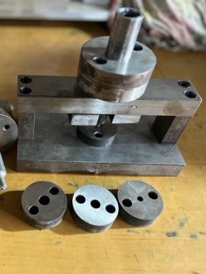 इंडस्ट्रियल शीट कटिंग डाई