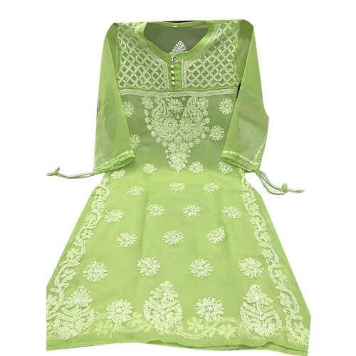 नो फ़ेड मॉडर्न और ट्रेंडी डिज़ाइन की गई हवा पार होने योग्य त्वचा के अनुकूल अनारकली हरे रंग की कॉटन कुर्ती लड़कियों के लिए