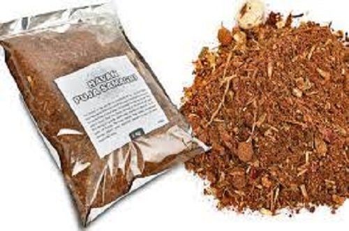 सूखे हर्बल जड़ों और पत्तियों का भूरा सुंदर हवन सामगरी मिश्रण