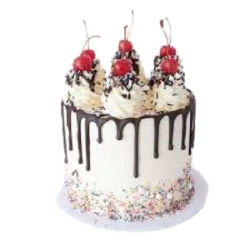  चेरी टॉपिंग के साथ सफेद और गहरे भूरे रंग का स्वादिष्ट वेनिला केक 