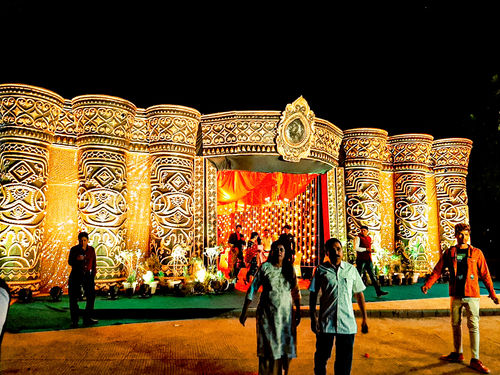 Black Gold Wedding Fiber Stage Gate