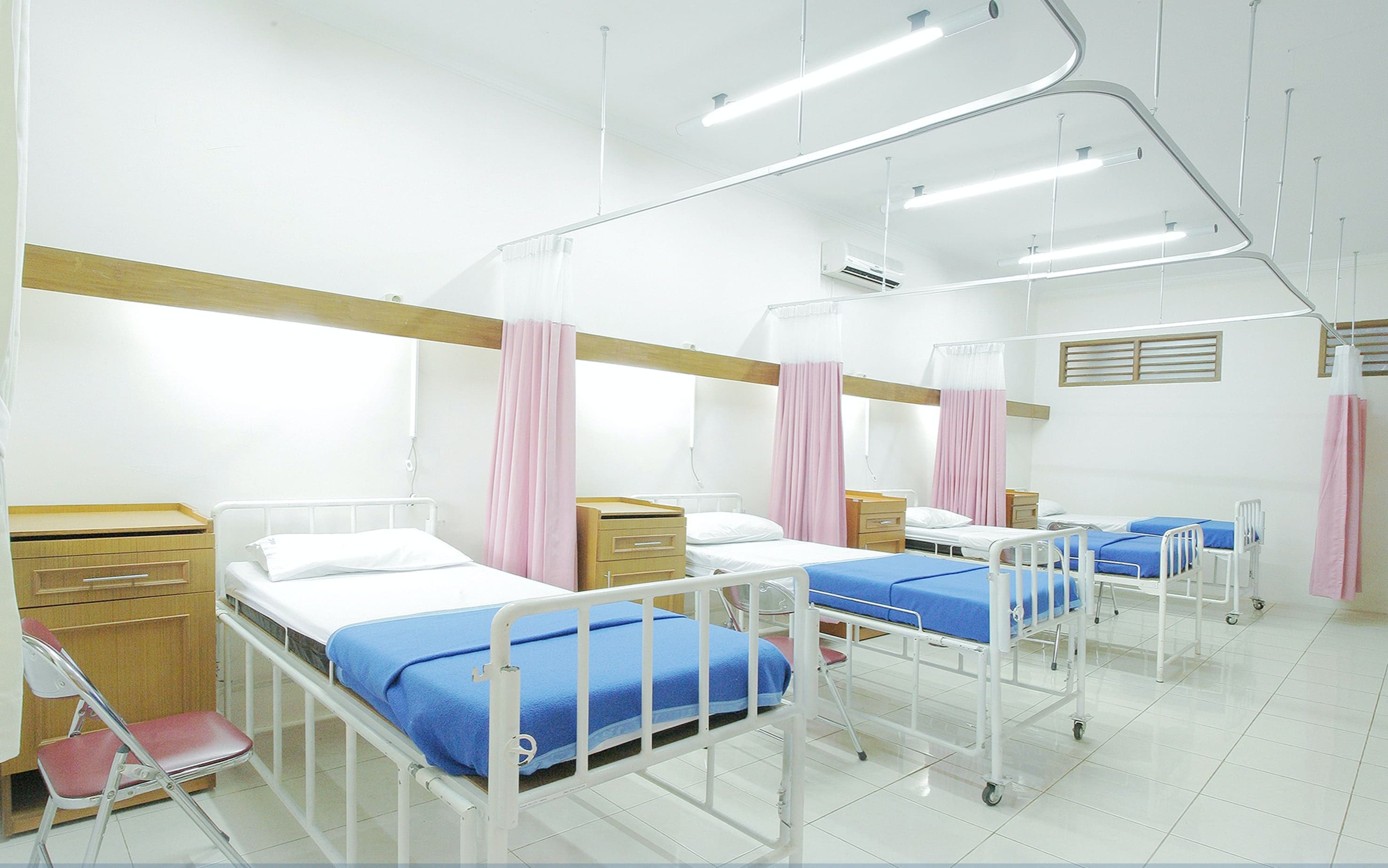 बैक एडजस्टमेंट के साथ सेमी फाउलर पेशेंट बेड