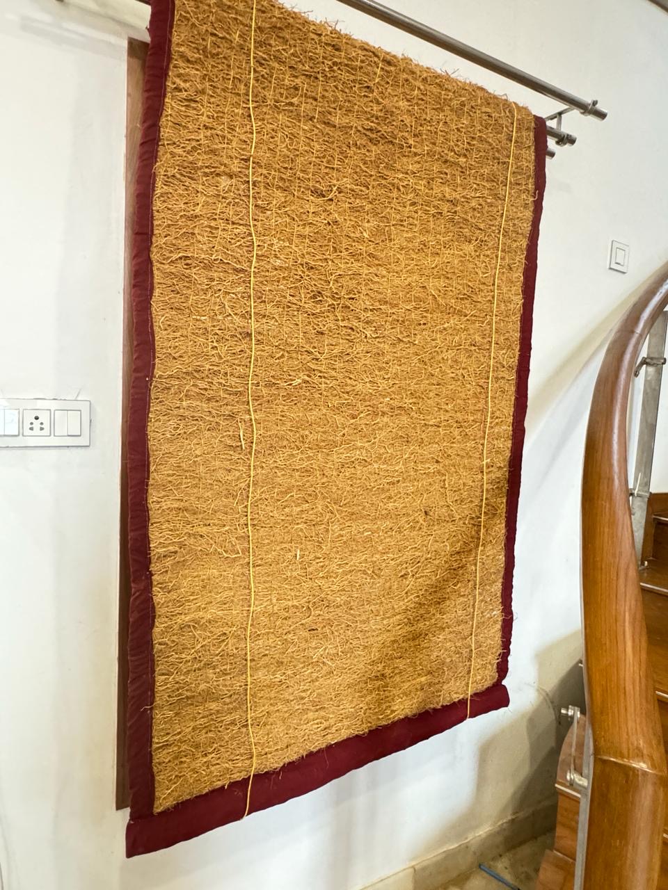 लिविंग रूम वेतीवर विंडो पर्दे