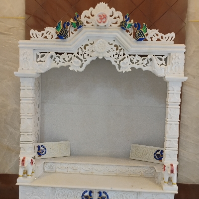 सफ़ेद संगमरमर का घरेलू मंदिर