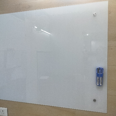 लिखने वाला ग्लास बोर्ड
