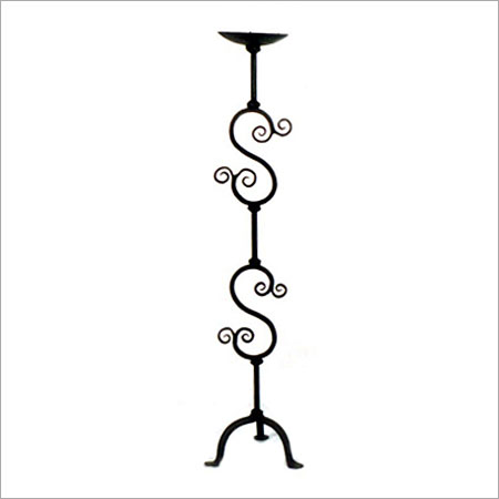 आयरन कैंडल स्टैंड