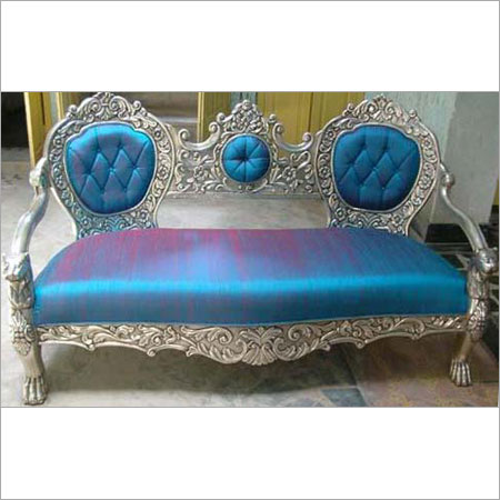 ब्लू कुशन के साथ एलिगेंट लुक कार्विंग सोफा इंडोर फर्निचर