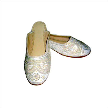 सिल्वर ट्रेडिशनल डिज़ाइनर एम्ब्रॉएडर्ड जूटीस