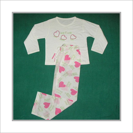 आरामदायक और आरामदायक पजामा सेट