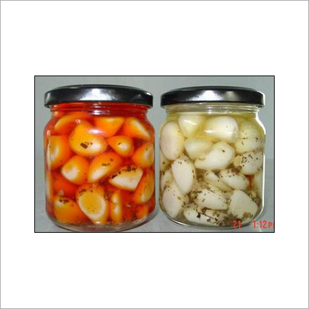 जड़ी बूटियों के साथ तेल में लहसुन