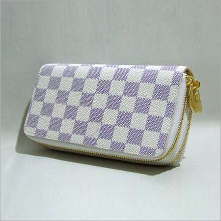 व्हाइट-पर्पल इम्पेकेबल स्टाइल लेडीज़ हैंड पर्स