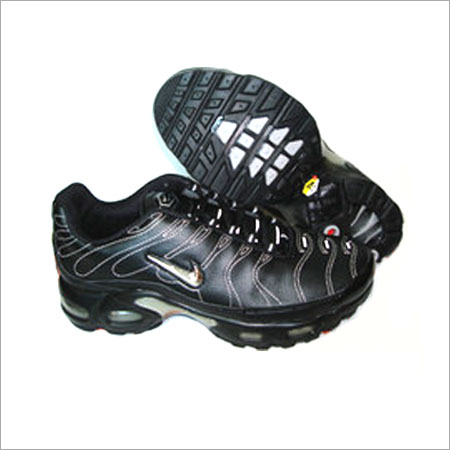 पुरुषों के लिए काले ब्रांडेड स्पोर्ट्स शूज़