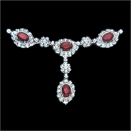 रंग के पत्थर के साथ चांदी का हार