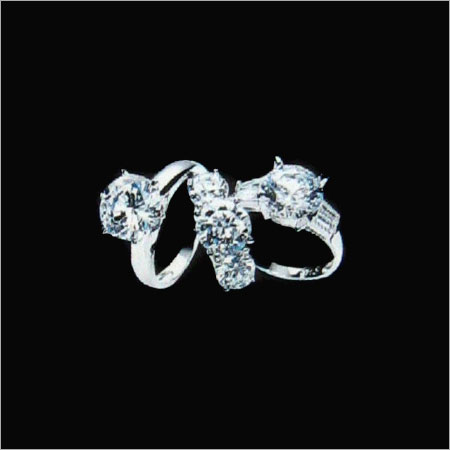 स्पार्कलिंग लुक डिज़ाइनर सिल्वर रिंग