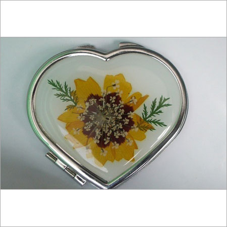 सिल्वर हार्ट शेप कॉम्पैक्ट मिरर