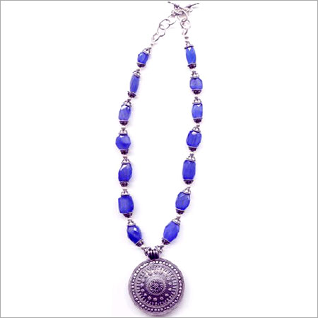 सिल्वर बीड्स के साथ फैंसी नेकलेस लिंग: महिलाएं