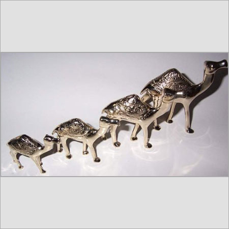 पीतल के ऊंट परिवार की मूर्तियां