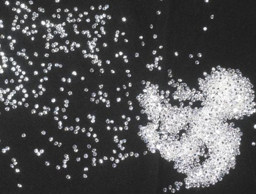 बिना पॉलिश किया हुआ हीरा काटें