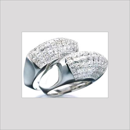 पॉलिश किए हुए हीरे की बालियां