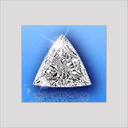 त्रिभुज आकार में पॉलिश किया हुआ हीरा